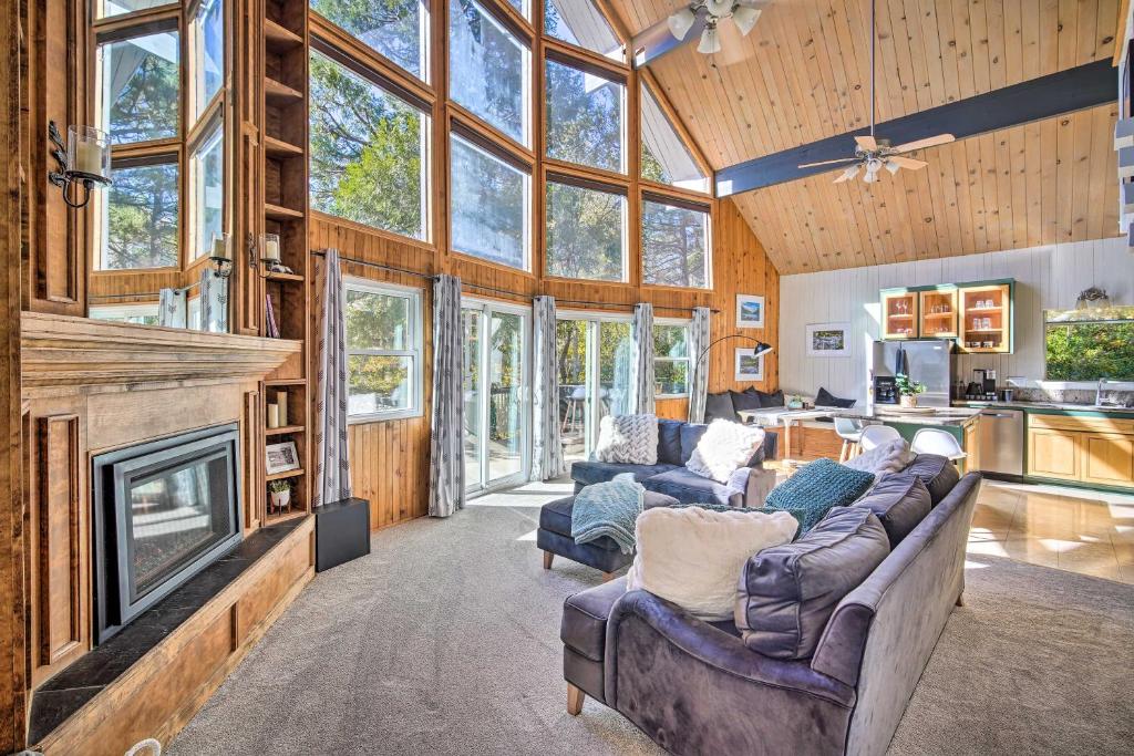Lake Arrowhead Cabin with Game Room and Hot Tub!